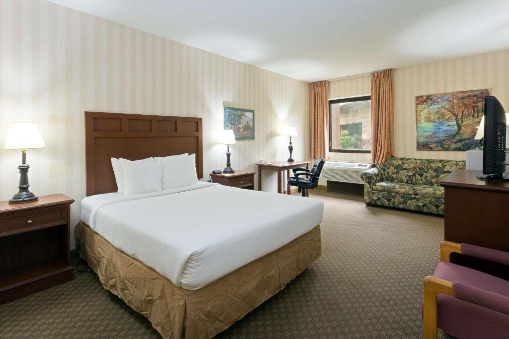 Двухместный люкс Days Inn & Suites by Wyndham Northwest Indianapolis