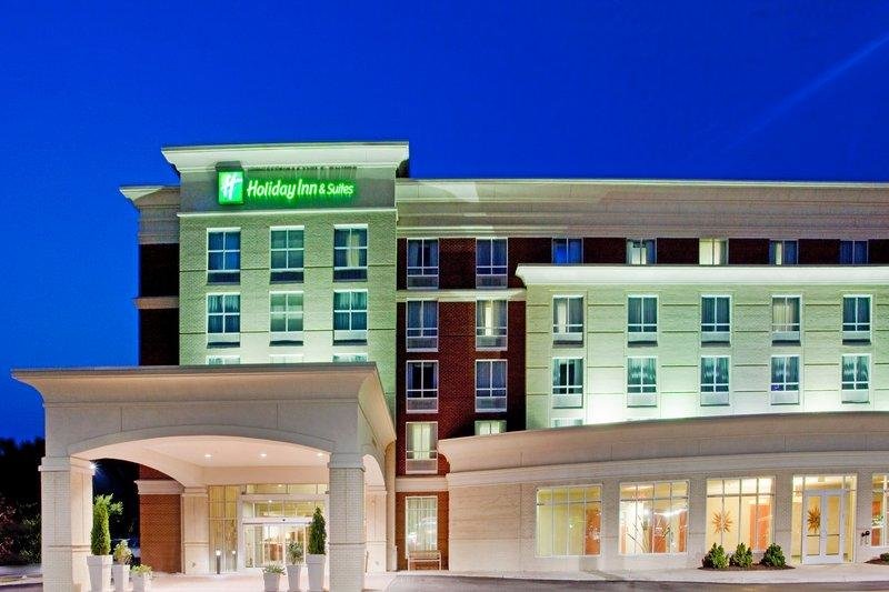 Кровать в общем номере Holiday Inn Hotel & Suites Gateway, an IHG Hotel