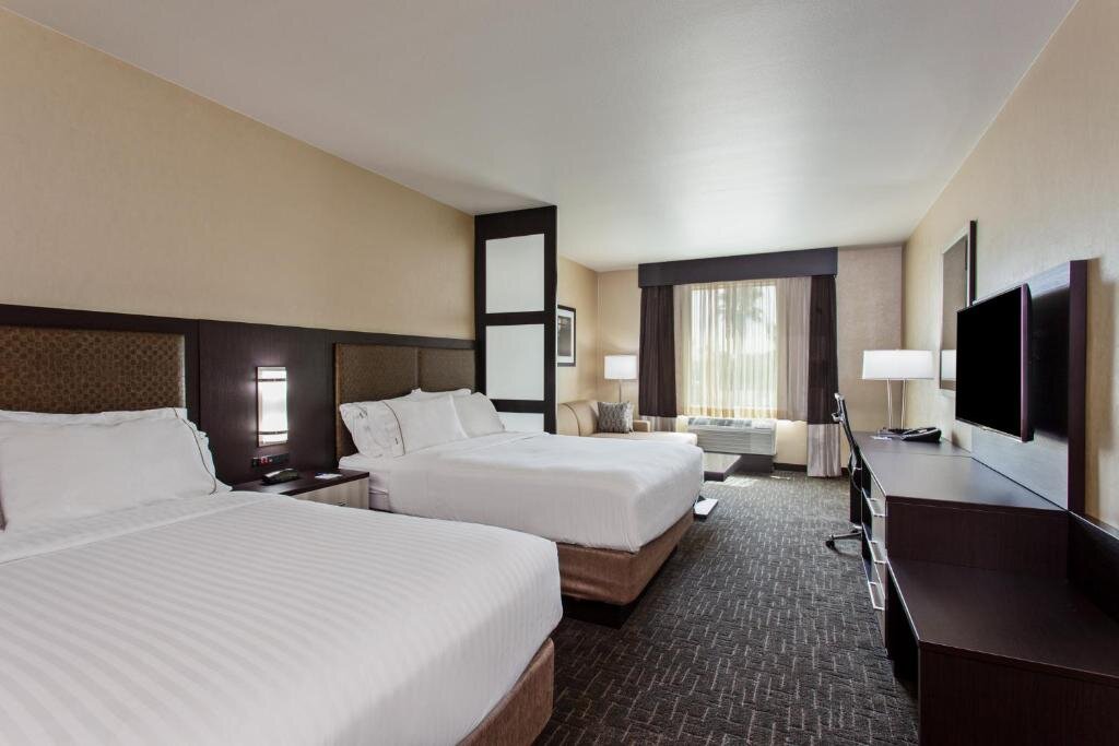 Четырёхместный люкс Holiday Inn Express & Suites Anaheim Resort Area, an IHG Hotel