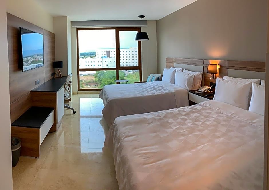 Четырёхместный номер Standard Holiday Inn & Suites Puerto Vallarta Marina & Golf