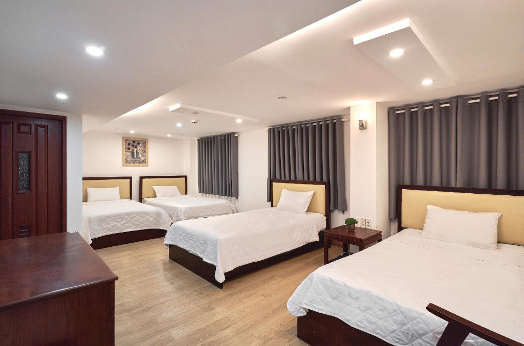 Кровать в общем номере Mars & Venus Hotel