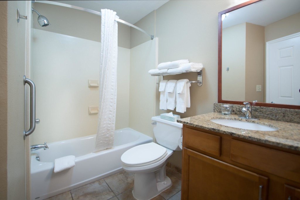 Двухместный люкс c 1 комнатой Candlewood Suites Wake Forest-Raleigh Area, an IHG Hotel