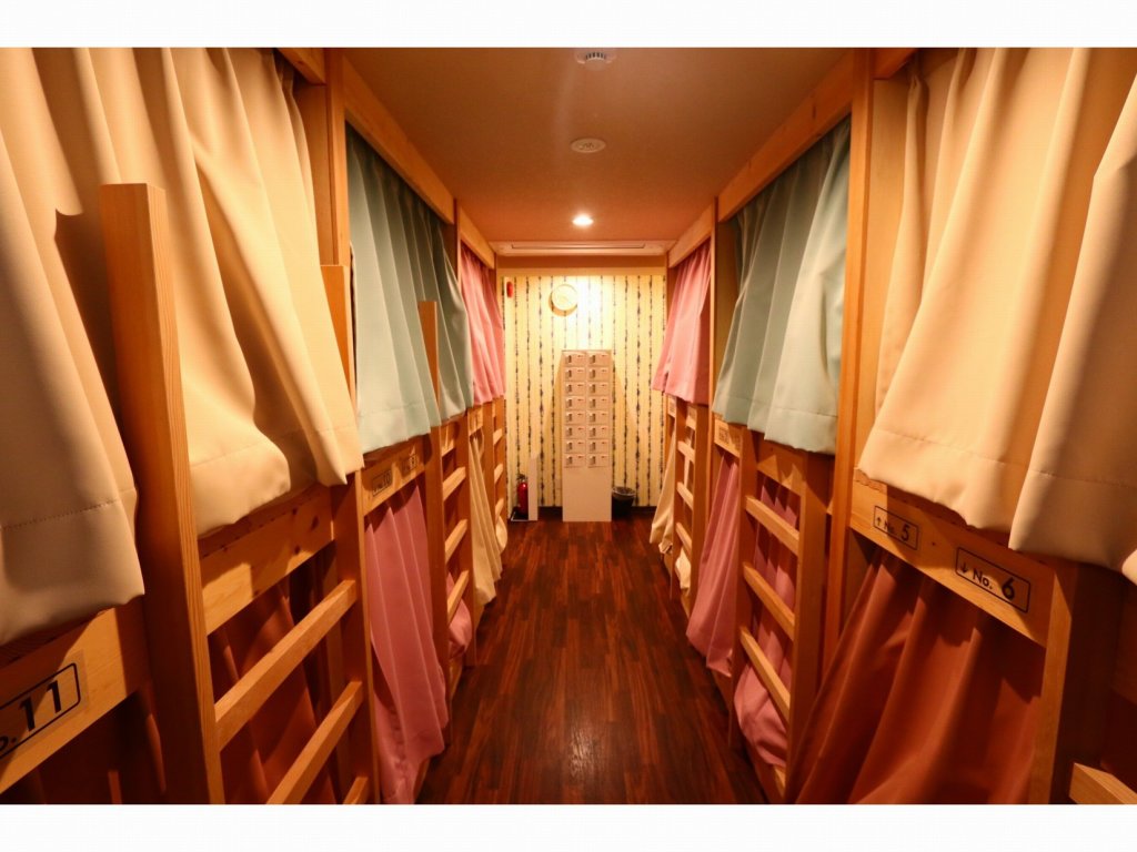 Кровать в общем номере (женский номер) RED HELMET House & Sports Bar Hiroshima