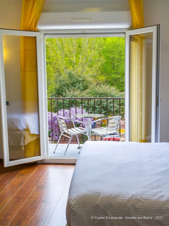 1 Bedroom Superior Apartment with balcony and with garden view Appart'Hotel Castel Emeraude, Charme et Caractère