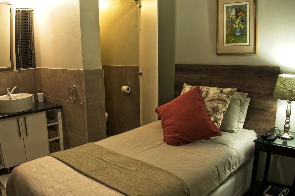 Standard Single room Rest-a-While Guest House - Pretoria