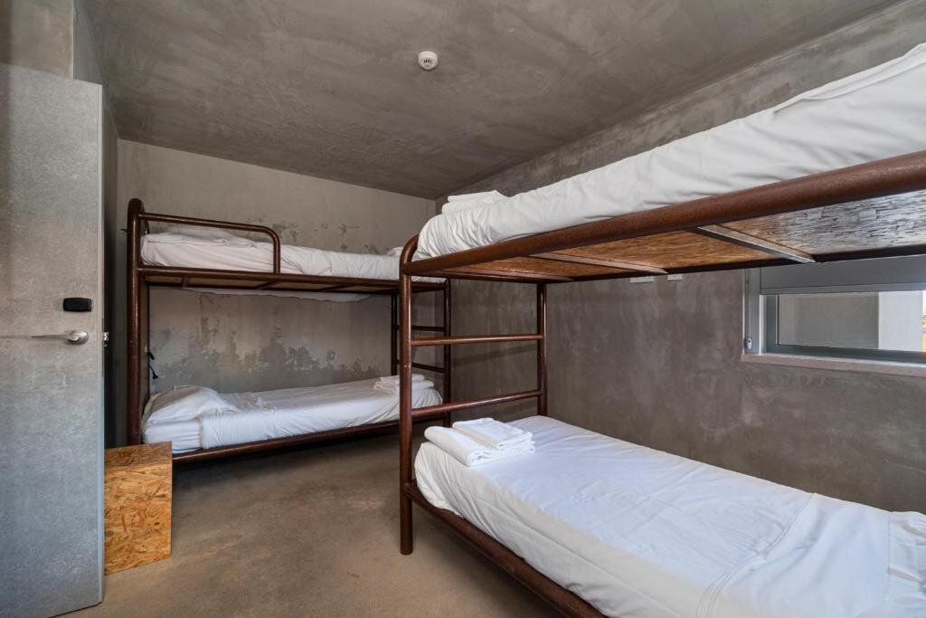 Кровать в общем номере N1 Hostel Apartments and Suites