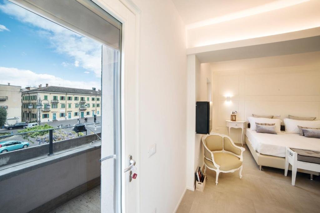Двухместный номер Standard с балконом и с частичным видом Riviera Carducci Rooms