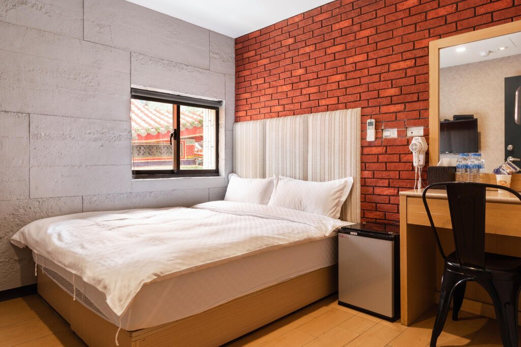 Standard room Longshan Inn
