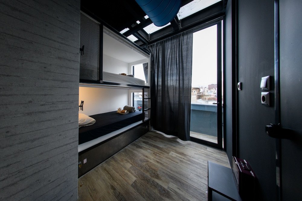 Кровать в общем номере с видом на город Iconic Athens Hostel