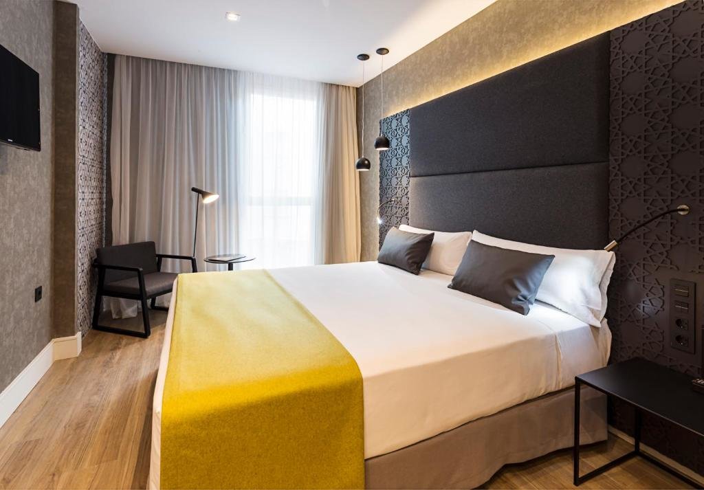 Двухместный номер Premium Catalonia Giralda Hotel