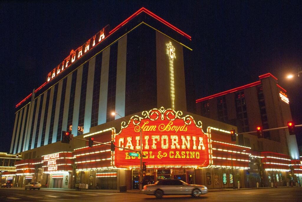 Кровать в общем номере California Hotel and Casino