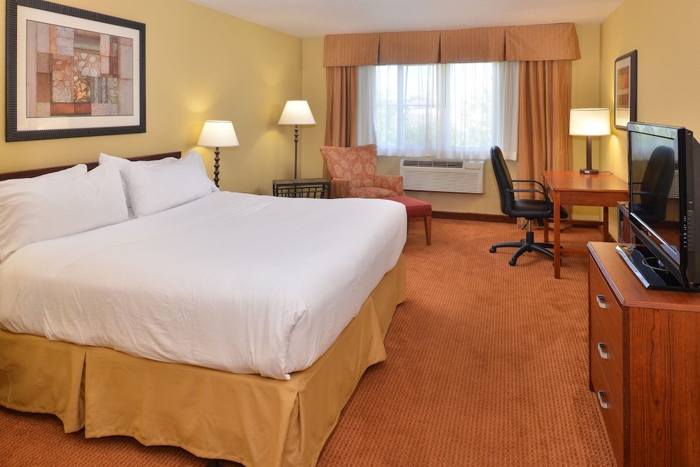 Люкс с 2 комнатами Holiday Inn Stevens Point - Convention Center, an IHG Hotel