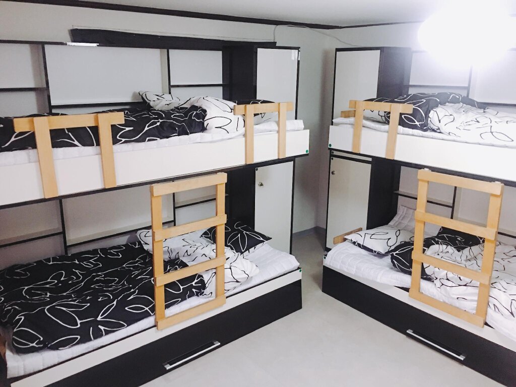 Кровать в общем номере Lux Guesthouse