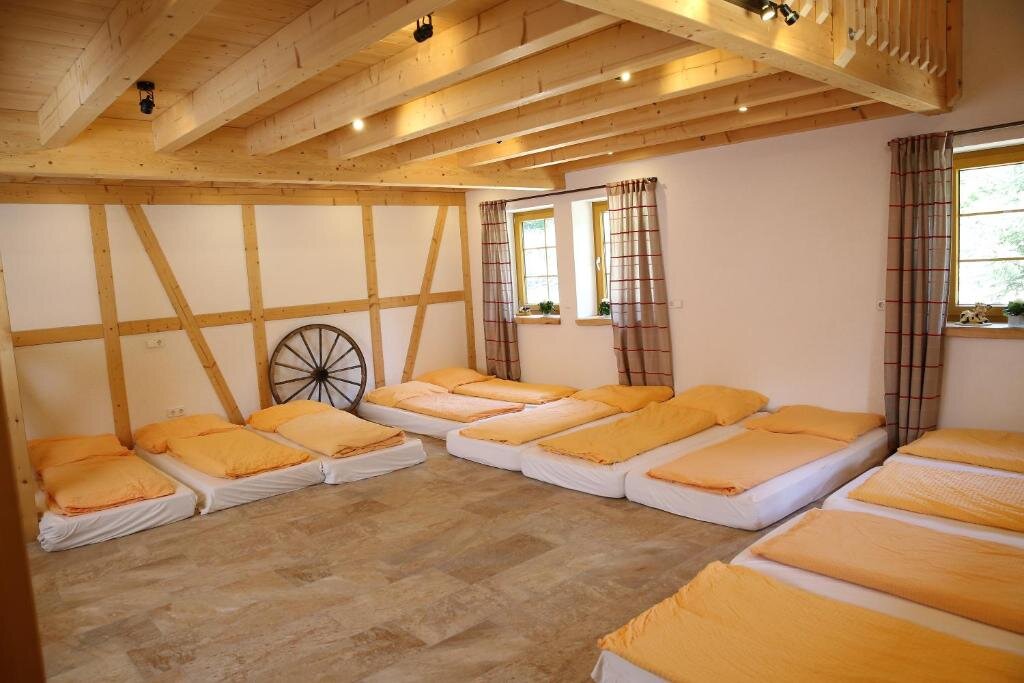 Кровать в общем номере Erlebnisgastronomie Lochmuhle