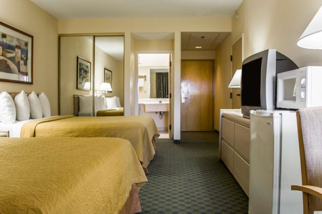 Standard Quadruple room Quality Inn and Suites Golf Resort
