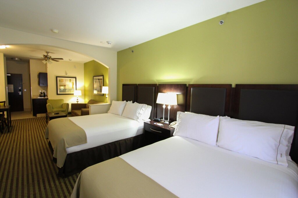 Четырёхместный люкс Holiday Inn Express Hotel & Suites Nacogdoches, an IHG Hotel
