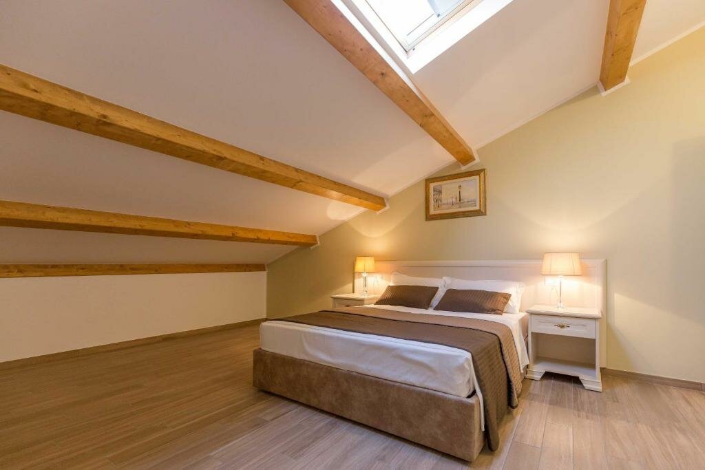Standard Doppel Zimmer Dachboden Villa Cavour