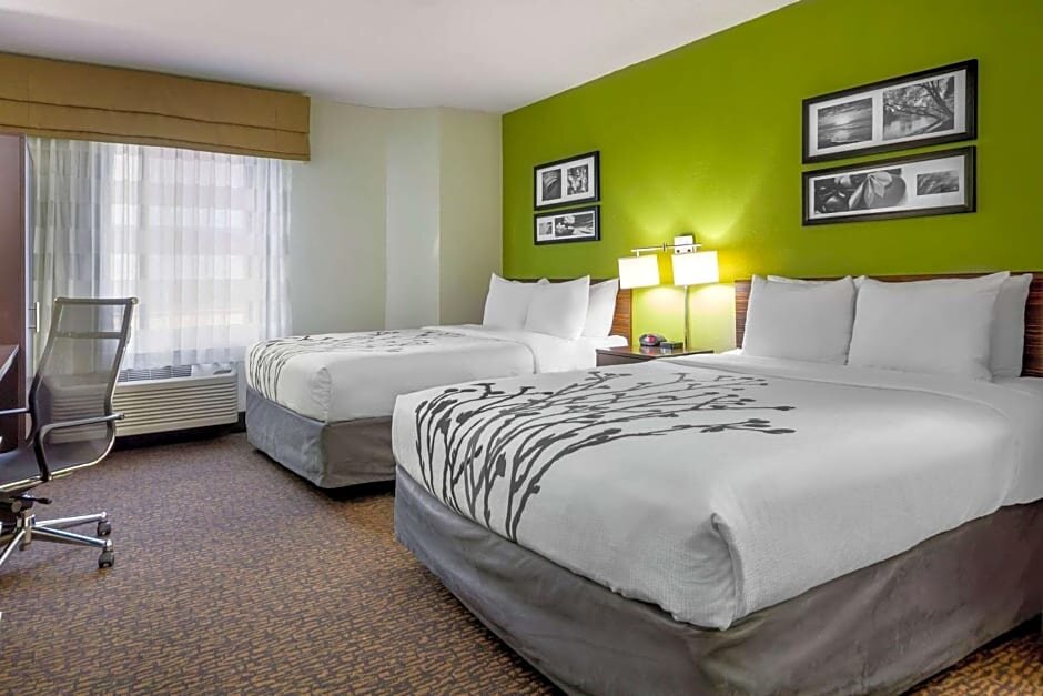 Четырёхместный номер Deluxe Sleep Inn By Choice Hotels