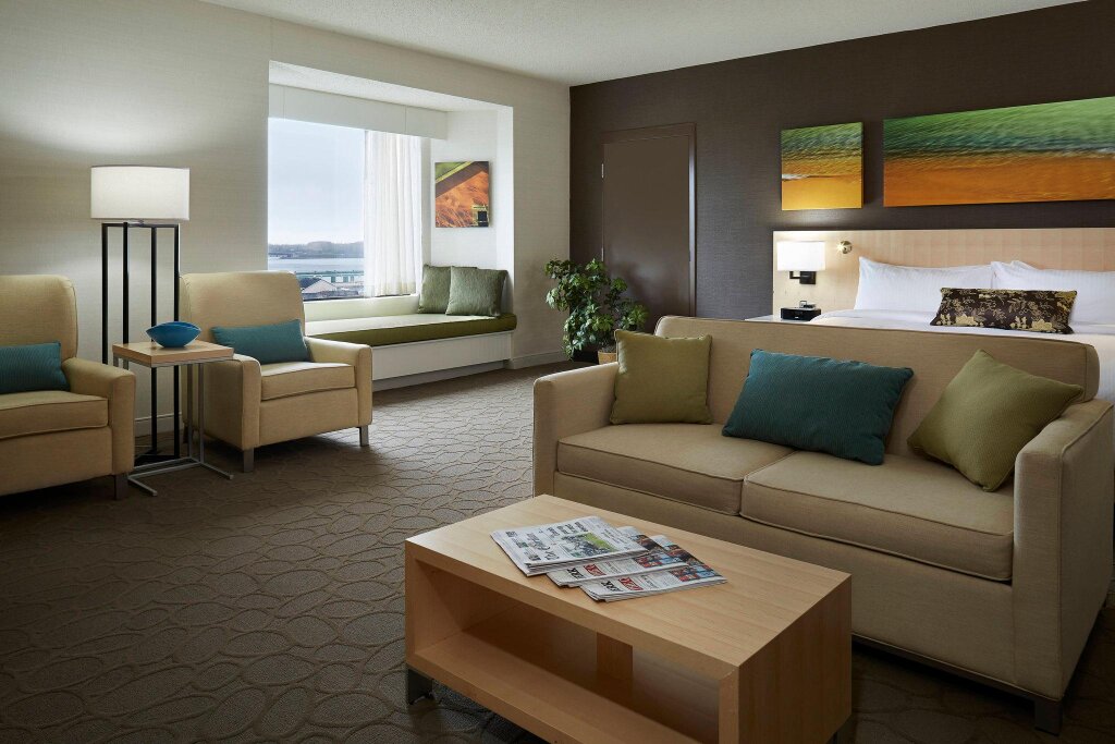 Двухместный люкс с видом на воду Delta Hotels by Marriott Prince Edward
