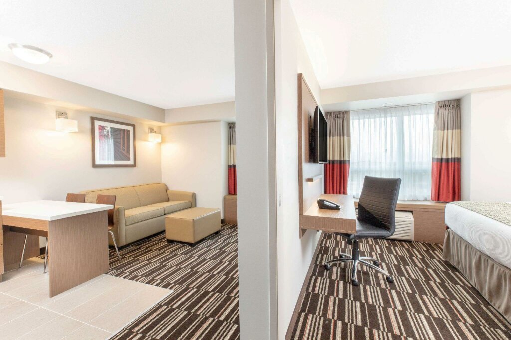 Двухместный люкс c 1 комнатой Microtel Inn & Suites by Wyndham Fort McMurray