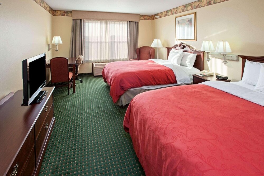 Четырёхместный номер Standard Country Inn & Suites by Radisson, Elkhart North, IN