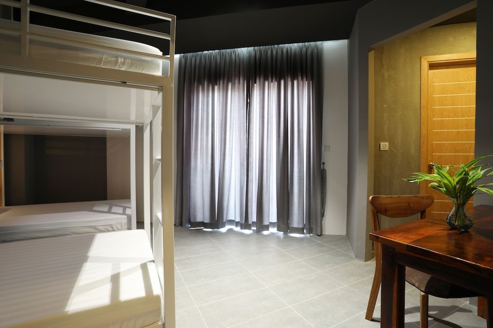 Кровать в общем номере (женский номер) RS III Location Hostel