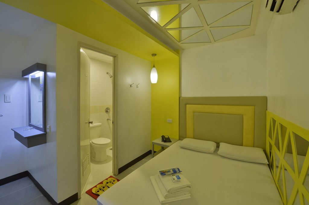 Кровать в общем номере Hotel 99 Quiapo