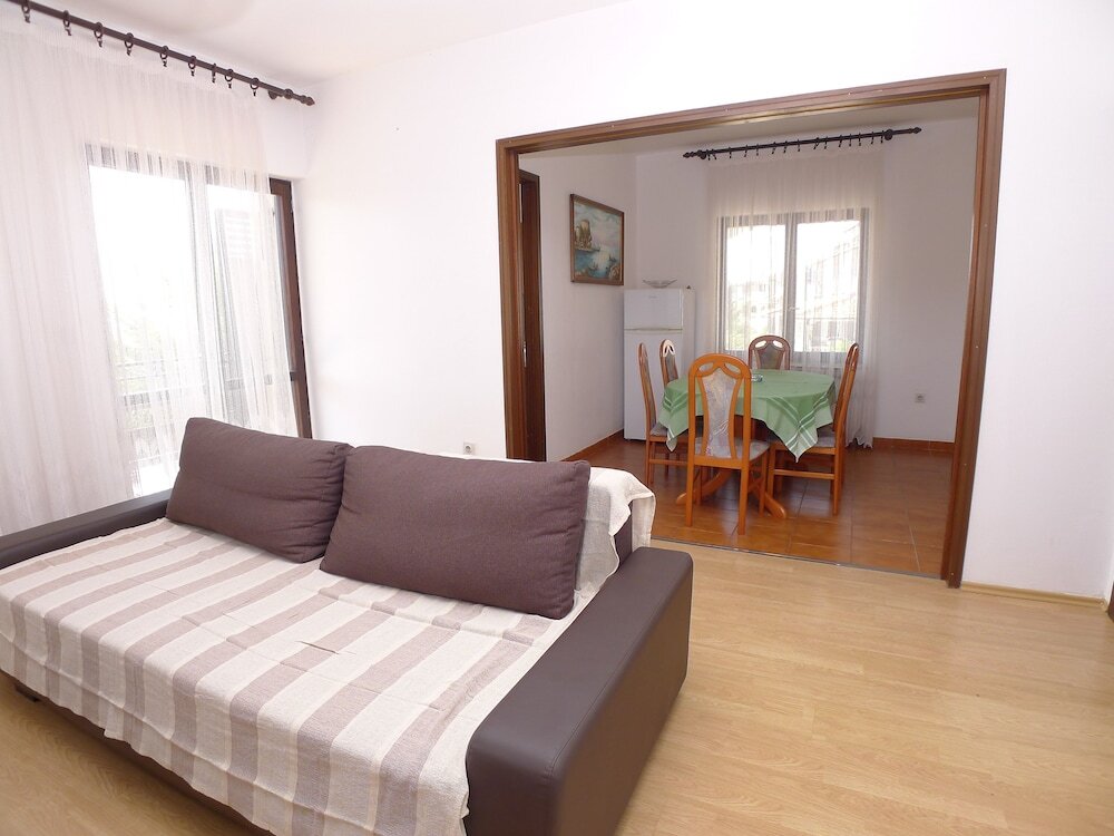 Apartamento 8 Person 3 Bed Apartment With Pool Near the Beach