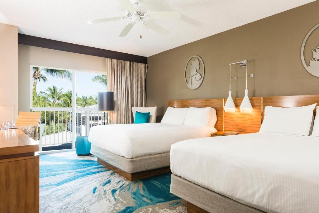 Двухместный номер Standard с балконом и с видом на бассейн DoubleTree by Hilton Grand Key Resort