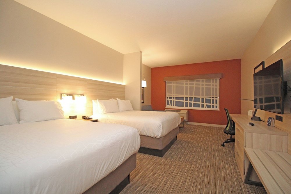 Четырёхместный номер Standard Holiday Inn Express & Suites Ocala, an IHG Hotel