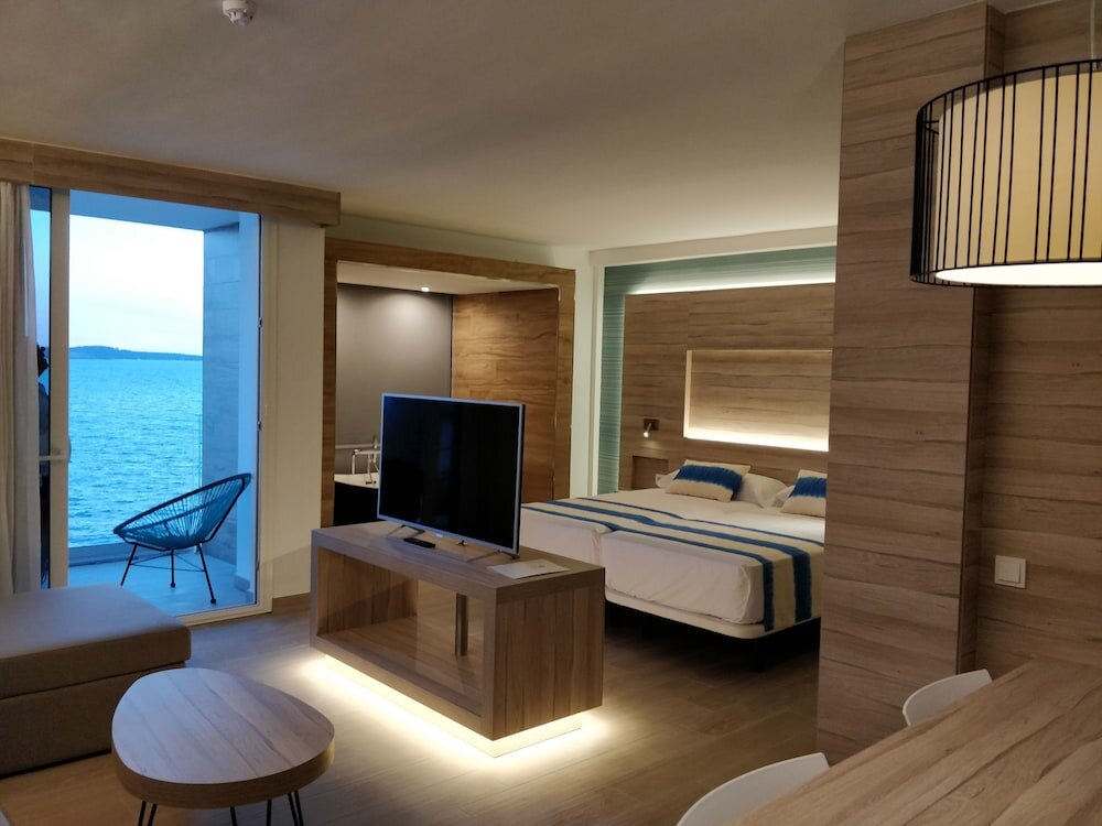 Люкс с балконом и с видом на море Sol Bahía Ibiza Suites