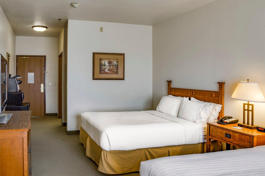 Четырёхместный номер Standard Holiday Inn Express Hotel & Suites Jacksonville, an IHG Hotel