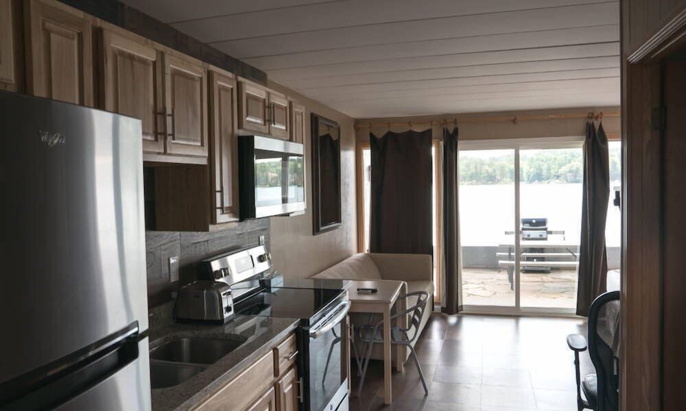 Habitación familiar Estándar 1 dormitorio con balcón y con vista al lago Delton Oaks Resort Motel