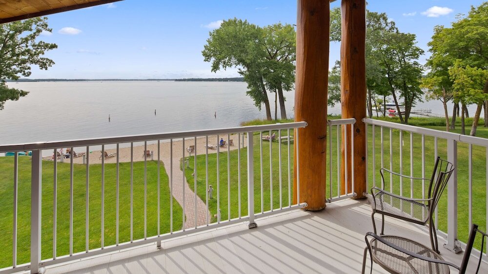 Habitación doble Estándar con balcón y con vista al lago Best Western Premier The Lodge on Lake Detroit