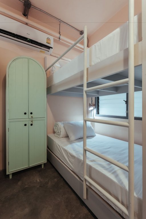 Кровать в общем номере (женский номер) A Local Something Hostel