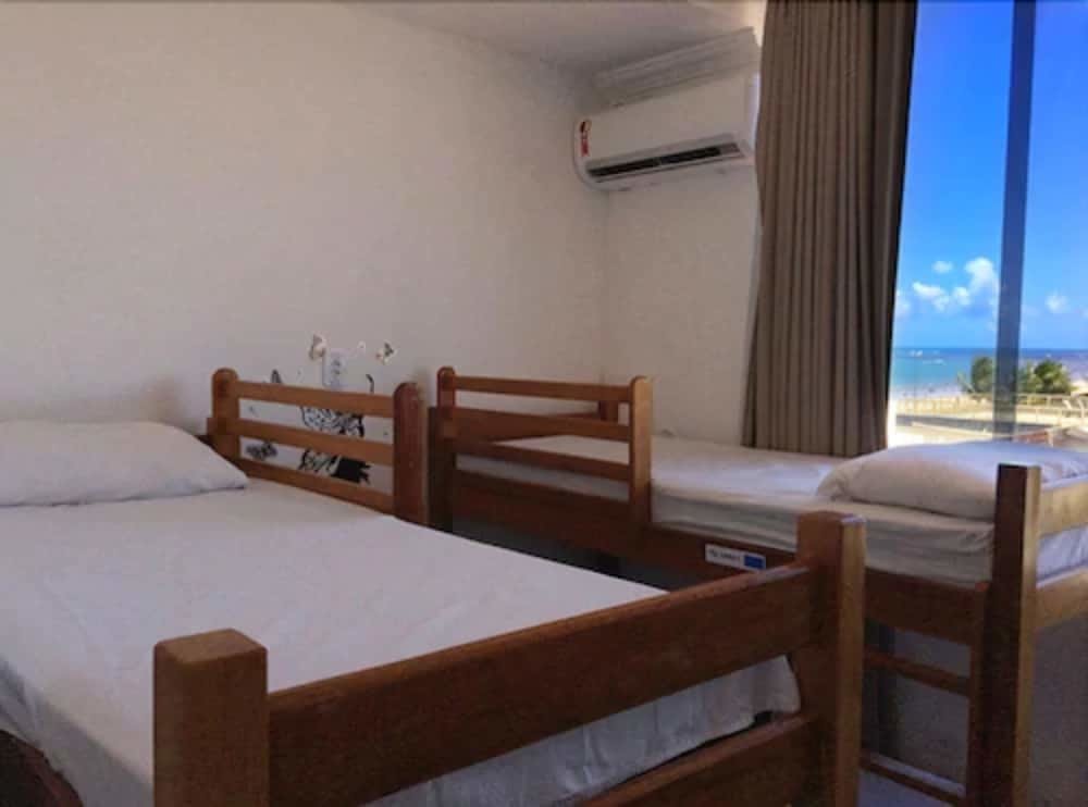 Кровать в общем номере (женский номер) beachfront Maraga Beach Hostel