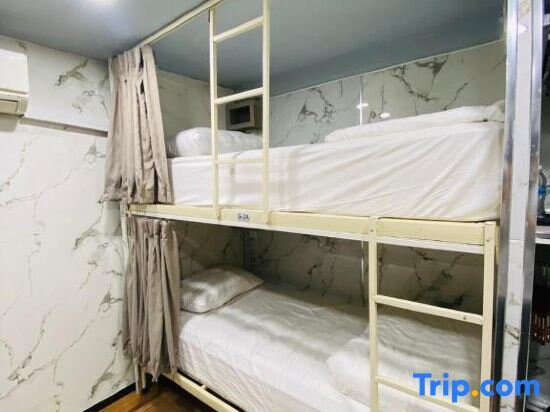 Кровать в общем номере DE Hotel