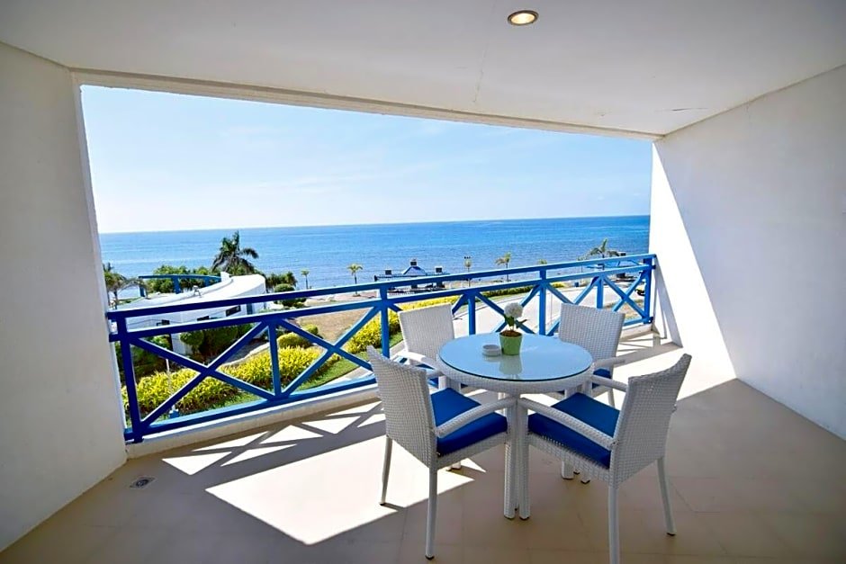 Deluxe Double room with balcony Thunderbird Resorts - Poro Point