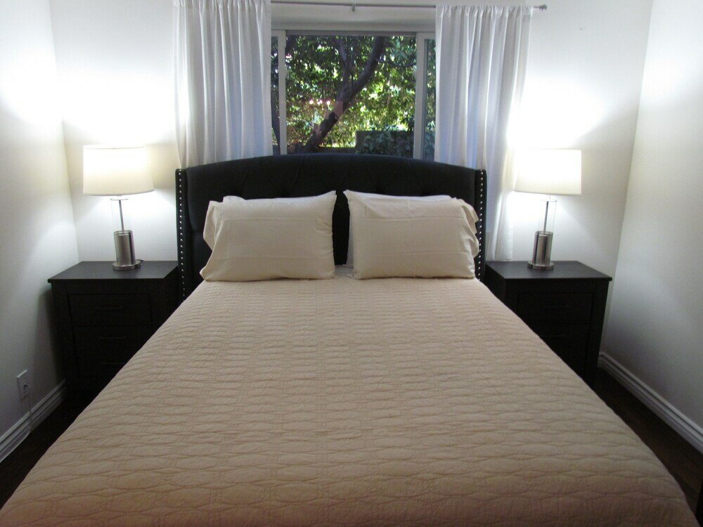 Deluxe room Private 2 bedrooms 1 bath close to Universal and HW sleeps 5