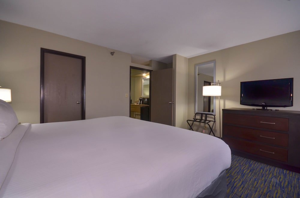 Люкс c 1 комнатой Holiday Inn Express & Suites Fayetteville University of Arkansas Area, an IHG Hotel