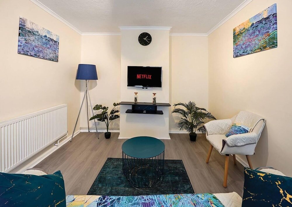 Hütte Modern 3-bed House in London Close to City Airport
