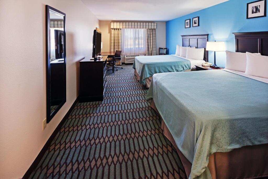 Четырёхместный люкс c 1 комнатой Country Inn & Suites by Radisson, Lubbock, TX