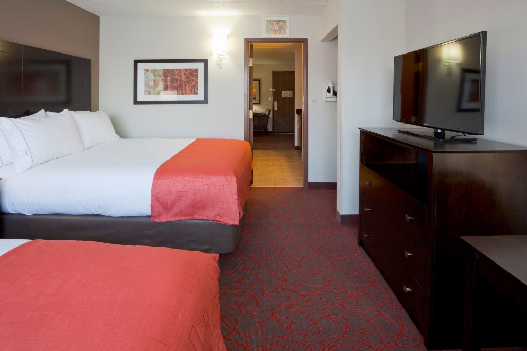 Quadruple Suite Holiday Inn Express & Suites Bloomington West, an IHG Hotel