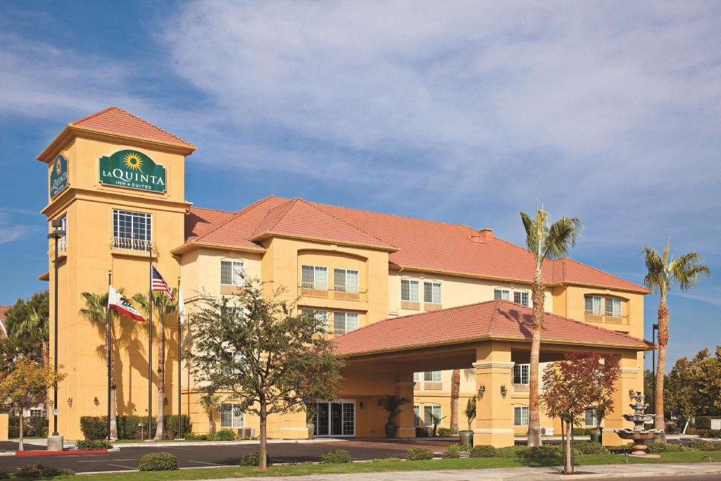 Четырёхместный номер Standard Fairfield by Marriott Inn & Suites Fresno Riverpark