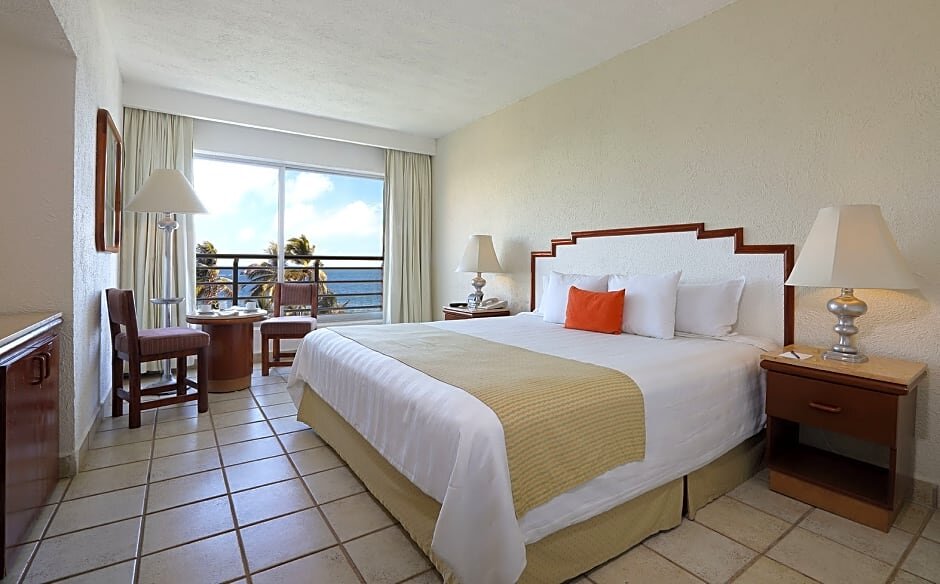 Superior Single room with ocean view Emporio Ixtapa