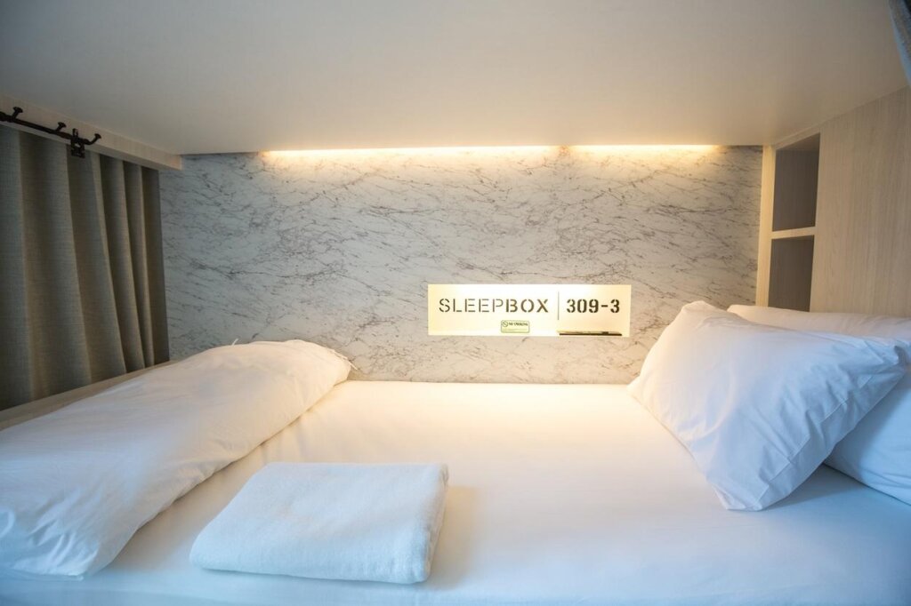 Кровать в общем номере Sleep Box Sukhumvit 22