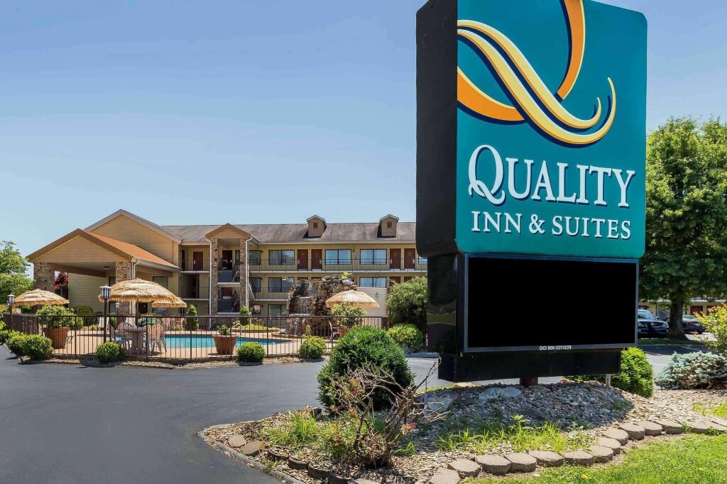 Четырёхместный люкс с видом на бассейн Quality Inn & Suites Sevierville - Pigeon Forge