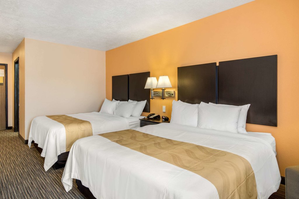 Четырёхместный номер Standard Quality Inn & Suites Albuquerque North near Balloon Fiesta Park