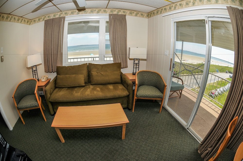 Двухместный люкс с балконом и с красивым видом из окна Friendship Oceanfront Suites