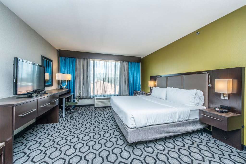 Standard room Holiday Inn Express Hotel & Suites Charleston Arpt-Conv Ctr, an IHG Hotel